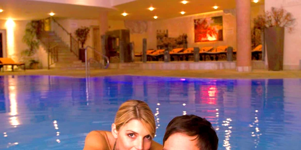 Destination-Wedding - Art der Location: Hotel / Chalet - Schwimmbad mit Quellwasser - Feuriger Tatzlwurm