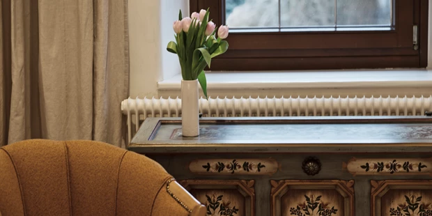 Destination-Wedding - Exklusivität - Wilder Kaiser - Familie Steindl weiß das historisch gewachsene Haus durch handverlesenes Design und zeitgenössische Ästhetik nicht nur zu bereichern, sondern weiter wachsen zu lassen. „Das Gute ist der Sockel, die Neugierde das Werden.“ sagt Sabrina Steindl, die jüngste der vier gemeinsamen Töchter und Juniorchefin des Unterwirt. So verfügt das Haus über 22 Hotelzimmer, die ohne Tiroler Kitsch in schlichtem Design und hochwertigen Materialen gestaltet wurden. - Der Unterwirt - Das kleine Gourmethotel