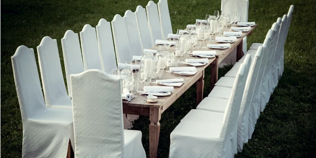 Destination-Wedding - Exklusivität - Wilder Kaiser - Wir haben Tische für drinnen und draußen: bis hin zur langen Tafel, die einst Werkbank in der Bäckerstube war, und heute Abend der schönste Tisch im Garten ist. Im Unterwirt in Ebbs ist Ihre Feier richtig. Wir haben Lust, Erfahrung und Ideen. - Der Unterwirt - Das kleine Gourmethotel