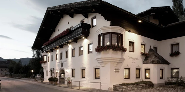 Destination-Wedding - Exklusivität - Wilder Kaiser - Der Unterwirt in Ebbs ist seit Generationen im Besitz der Familie Steindl. Die Einheit aus denkmalgeschütztem Haupthaus, Hof und wild kultiviertem Bauerngarten, der sich bis hinunter zum Bach erstreckt, ist seit 1490 verbürgt. Gewachsen sind verschiedene Räume für unterschiedliche Bedürfnisse. - Der Unterwirt - Das kleine Gourmethotel