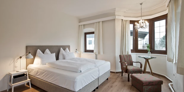 Destination-Wedding - Exklusivität - Wilder Kaiser - Familie Steindl weiß das historisch gewachsene Haus durch handverlesenes Design und zeitgenössische Ästhetik nicht nur zu bereichern, sondern weiter wachsen zu lassen. „Das Gute ist der Sockel, die Neugierde das Werden.“ sagt Sabrina Steindl, die jüngste der vier gemeinsamen Töchter und Juniorchefin des Unterwirt. So verfügt das Haus über 22 Hotelzimmer, die ohne Tiroler Kitsch in schlichtem Design und hochwertigen Materialen gestaltet wurden. - Der Unterwirt - Das kleine Gourmethotel