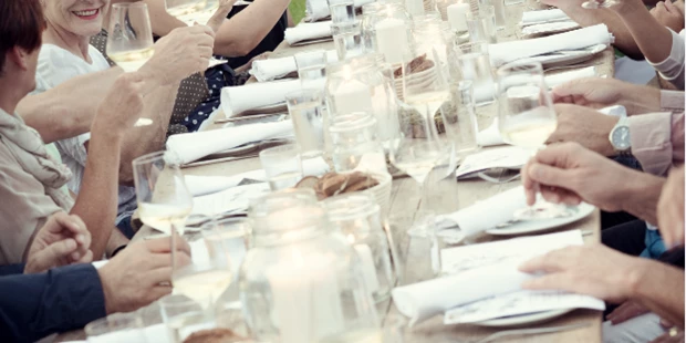 Destination-Wedding - Exklusivität - Wilder Kaiser - Wir haben Tische für drinnen und draußen: bis hin zur langen Tafel, die einst Werkbank in der Bäckerstube war, und heute Abend der schönste Tisch im Garten ist. Im Unterwirt in Ebbs ist Ihre Feier richtig. Wir haben Lust, Erfahrung und Ideen. - Der Unterwirt - Das kleine Gourmethotel