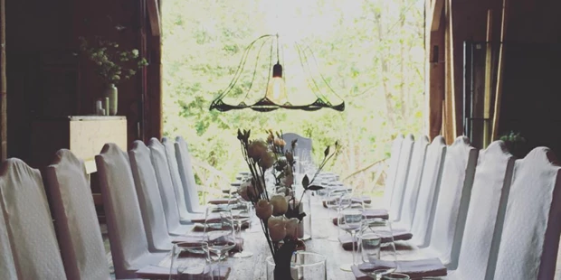Destination-Wedding - Exklusivität - Wilder Kaiser - Wir haben Tische für drinnen und draußen: bis hin zur langen Tafel, die einst Werkbank in der Bäckerstube war, und heute Abend der schönste Tisch im Garten ist. Im Unterwirt in Ebbs ist Ihre Feier richtig. Wir haben Lust, Erfahrung und Ideen. - Der Unterwirt - Das kleine Gourmethotel