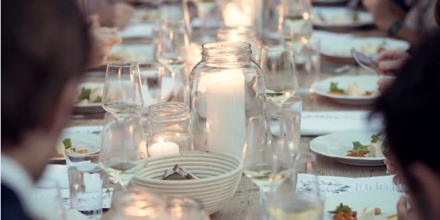 Destination-Wedding - Exklusivität - Wilder Kaiser - Wir haben Tische für drinnen und draußen: bis hin zur langen Tafel, die einst Werkbank in der Bäckerstube war, und heute Abend der schönste Tisch im Garten ist. Im Unterwirt in Ebbs ist Ihre Feier richtig. Wir haben Lust, Erfahrung und Ideen. - Der Unterwirt - Das kleine Gourmethotel