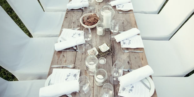 Destination-Wedding - Exklusivität - Wilder Kaiser - Wir haben Tische für drinnen und draußen: bis hin zur langen Tafel, die einst Werkbank in der Bäckerstube war, und heute Abend der schönste Tisch im Garten ist. Im Unterwirt in Ebbs ist Ihre Feier richtig. Wir haben Lust, Erfahrung und Ideen. - Der Unterwirt - Das kleine Gourmethotel