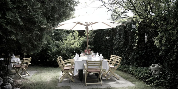 Destination-Wedding - Exklusivität - Wilder Kaiser - Der Garten ist lange gewachsen und wächst üppig, reich und schön wild. Es sind die verträumten Winkel und wild gewachsenen
Nischen. Was sich wohlfühlt, das wurzelt, rankt, blüht und gedeiht.Es sind das fabelhafte Essen, das Tafeln und ausgelassen Feiern, was
die Zeit in diesem Garten zur berückend lauen Sommernacht macht.  - Der Unterwirt - Das kleine Gourmethotel