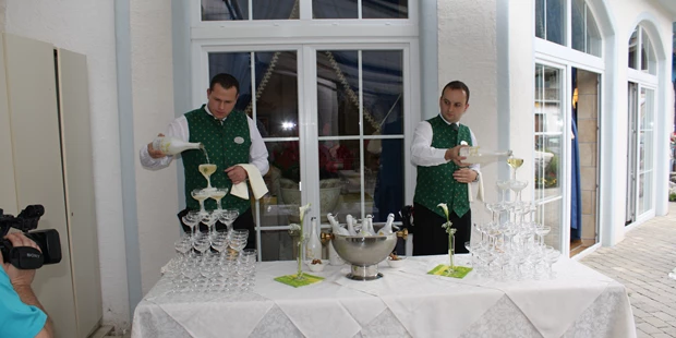 Destination-Wedding - Art der Location: Hotel / Chalet - Sektempfang auf der Terrasse oder im Garten! - Schlosshotel Lacknerhof****S Flachau
