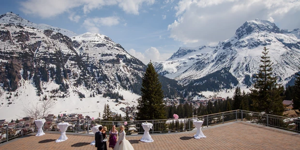 Destination-Wedding - Art der Location: Hotel / Chalet - Die Terrasse eignet sich wunderbar für standesamtliche Trauungen - Hotel Sonnenburg