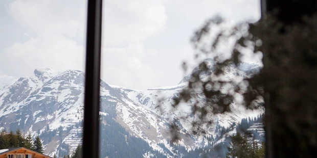 Destination-Wedding - Art der Location: Hotel / Chalet - Ausblick aus der Bibliothek - Hotel Sonnenburg