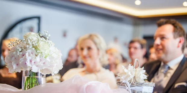 Destination-Wedding - Art der Location: Hotel / Chalet - Dekoration Standesbeamtentisch - Hotel Sonnenburg
