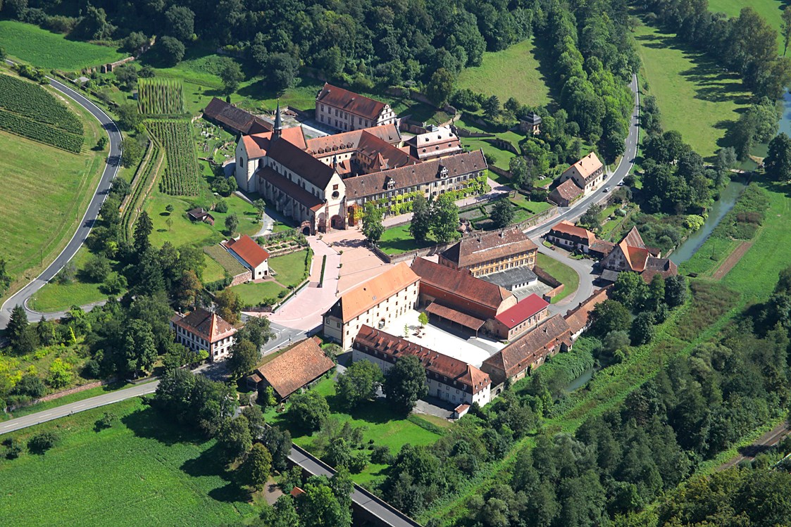 Hochzeitslocation: Das Klosterareal von oben. 6 Hektar für Ihre Traumhochzeit - Hotel Kloster & Schloss Bronnbach