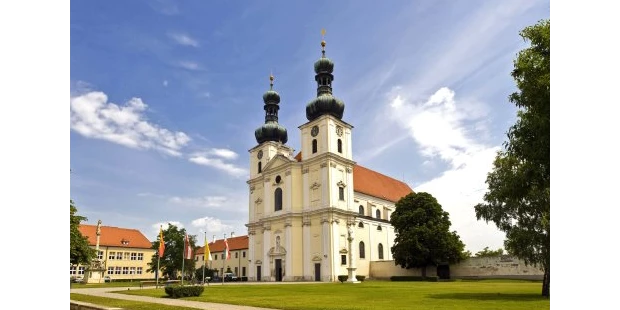 Destination-Wedding - Art der Location: Hotel / Chalet - Basilika Frauenkirchen - ST. MARTINS Therme & Lodge