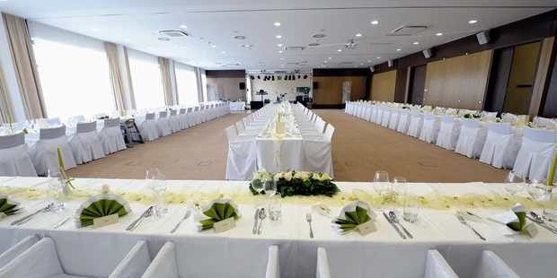 Destination-Wedding - Art der Location: Hotel / Chalet - Hochzeitstafel - ST. MARTINS Therme & Lodge