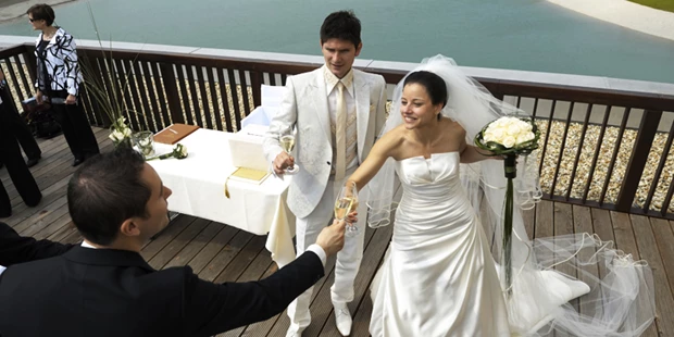 Destination-Wedding - Art der Location: Hotel / Chalet - Standesamtliche Trauung am Observation Deck - ST. MARTINS Therme & Lodge