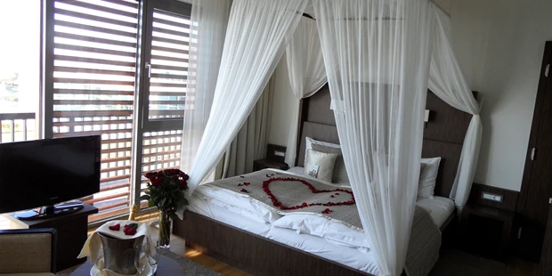 Destination-Wedding - Art der Location: Hotel / Chalet - Junior Suite mit Blumenarrangement - ST. MARTINS Therme & Lodge
