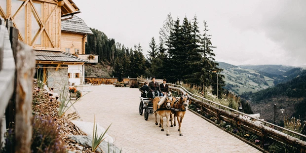Destination-Wedding - Art der Location: Hotel / Chalet - Gutshof Kutschenfahrt - Almdorf Seinerzeit