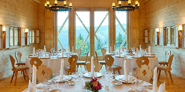 Destination-Wedding - Art der Location: Hotel / Chalet - Feiern Sie Ihre Hochzeit im Feststadl des Almdorf Seinerzeit - Almdorf Seinerzeit