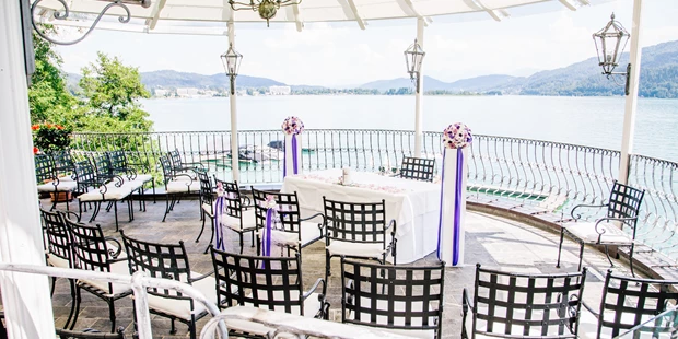 Destination-Wedding - Art der Location: Hotel / Chalet - Standesamtliche Trauung auf der "La Terrasse" Terrasse  - Hotel Schloss Seefels