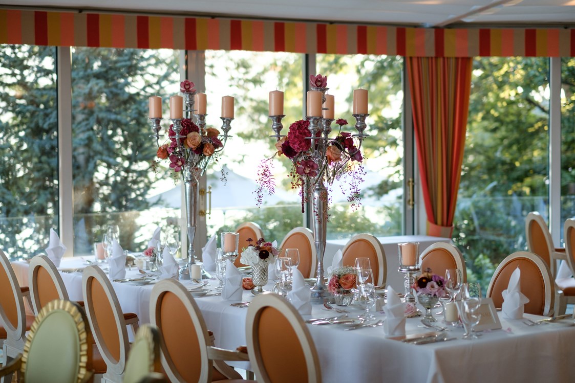 Hochzeitslocation: Restaurant "Orangerie" festlich gedeckt für 120 Hochzeitsgäste - Hotel Schloss Seefels