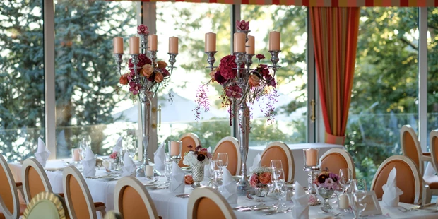 Destination-Wedding - Art der Location: Hotel / Chalet - Restaurant "Orangerie" festlich gedeckt für 120 Hochzeitsgäste - Hotel Schloss Seefels