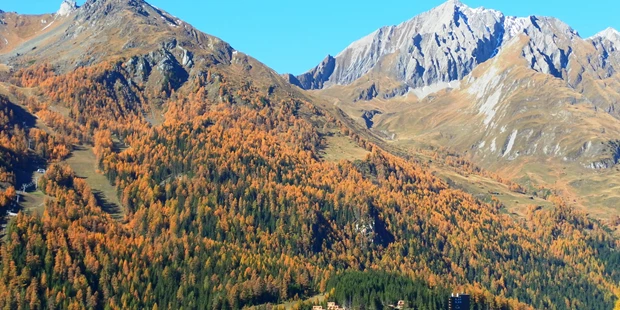 Destination-Wedding - Art der Location: Hotel / Chalet - Gradonna Gesamtansicht im Herbst - Gradonna ****s Mountain Resort Châlets & Hotel