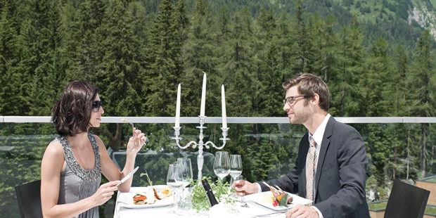 Destination-Wedding - Art der Location: Hotel / Chalet - Dinner auf der Terrasse des Turmes - Gradonna ****s Mountain Resort Châlets & Hotel