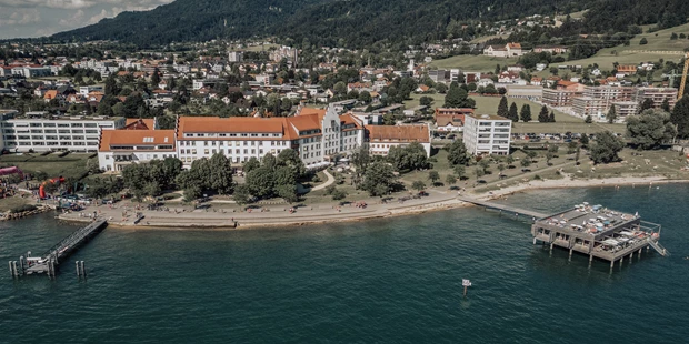 Destination-Wedding - Art der Location: Hotel / Chalet - Blick auf das Sentido Seehotel Am Kaiserstrand vom Bodensee aus.  - Seehotel am Kaiserstrand