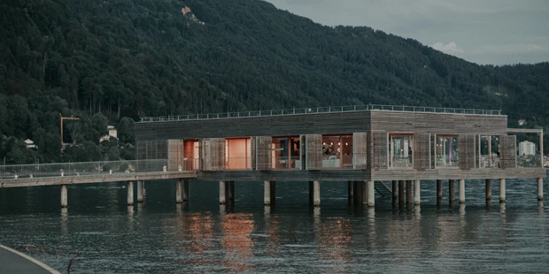 Destination-Wedding - Art der Location: Hotel / Chalet - Das einzigartige Badehaus auf dem Bodensee gilt als Vorzeigeobjekt der Vorarlberger Holzbaukunst. 
Platz für 60 Personen bei schlechtem Wetter / Platz für 140 Personen bei schönem Wetter.  - Seehotel am Kaiserstrand