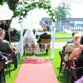 Hochzeitslocation: Hochzeitszeremonie im Garten - Seehotel am Kaiserstrand