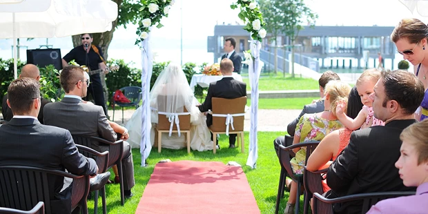 Destination-Wedding - Art der Location: Hotel / Chalet - Hochzeitszeremonie im Garten - Seehotel am Kaiserstrand