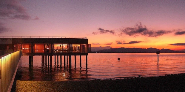 Destination-Wedding - Art der Location: Hotel / Chalet - Badehaus bei Sonnenuntergang - Seehotel am Kaiserstrand