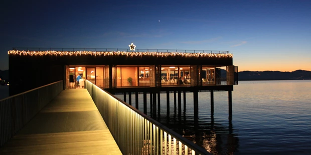 Destination-Wedding - Art der Location: Hotel / Chalet - Das einzigartige Badehaus auf dem Bodensee gilt als Vorzeigeobjekt der Vorarlberger Holzbaukunst. 
Platz für 60 Personen bei schlechtem Wetter
Platz für 140 Personen bei schönem Wetter.  - Seehotel am Kaiserstrand