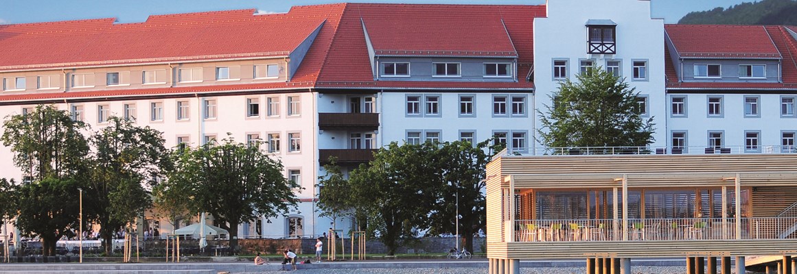 Hochzeitslocation: Blick auf das Seehotel mit dem Badehaus im Vordergrund - Seehotel am Kaiserstrand