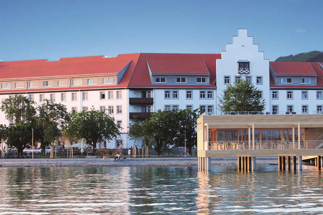 Hochzeitslocation: Blick auf das Seehotel mit dem Badehaus im Vordergrund - Seehotel am Kaiserstrand