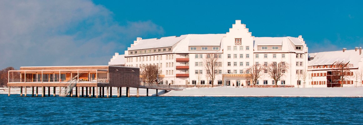 Hochzeitslocation: Außenansicht des Seehotel im Winter - Seehotel am Kaiserstrand