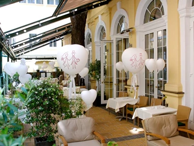 Hochzeitslocation: Hotel Stefanie - der Hofgarten, perfekt für den Aperitif - Hotel & Restaurant Stefanie Schick-Hotels Wien