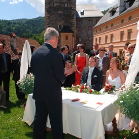 Hochzeitslocation: Trauung auf unserer Burgwiese im Freien. - Burg Deutschlandsberg