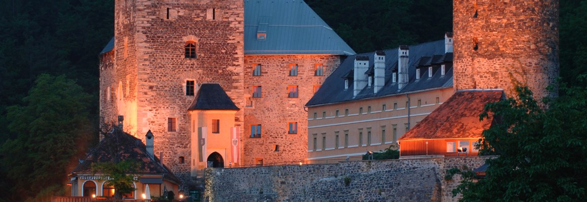 Hochzeitslocation: Die Burg Deutschlandsberg bei Nacht. - Burg Deutschlandsberg