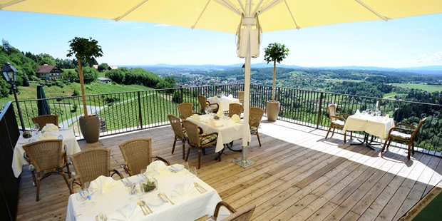 Destination-Wedding - Art der Location: Hotel / Chalet - Die Terasse der Burg Deutschlandsberg eignet sich ideal für einen Sektempfang. - Burg Deutschlandsberg