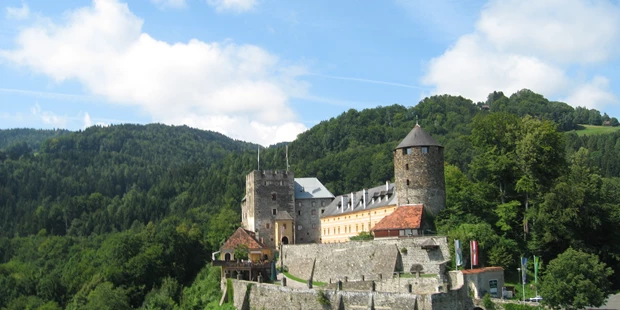 Destination-Wedding - Art der Location: Hotel / Chalet - Außenansicht der Burg Deutschlandsberg. - Burg Deutschlandsberg