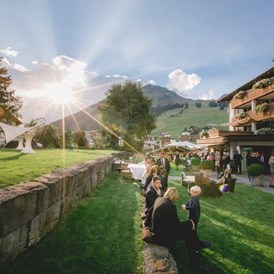 Hochzeitslocation: Hochzeit im Garten - Sonnenuntergang - Der Berghof