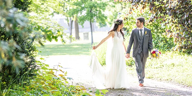 Destination-Wedding - Art der Location: Hotel / Chalet - Das Brautpaar auf dem Weg zur Tafel. - Birkenhof Restaurant & Landhotel ****