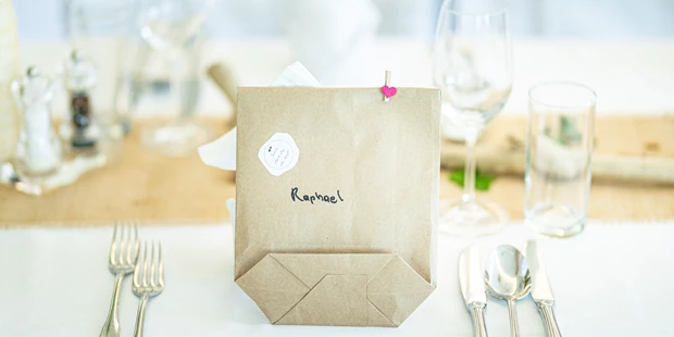 Destination-Wedding - Art der Location: Hotel / Chalet - Die stylisch, modern gedeckte Hochzeitstafel im Restaurant Birkenhof in Gols. - Birkenhof Restaurant & Landhotel ****