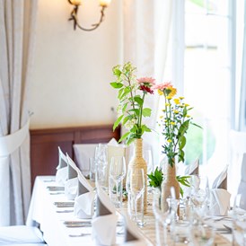 Hochzeitslocation: Die stylisch, modern gedeckte Hochzeitstafel im Restaurant Birkenhof in Gols. - Birkenhof Restaurant & Landhotel ****