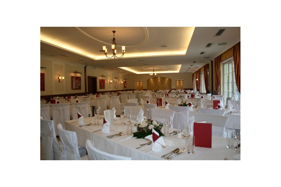 Hochzeitslocation: Der Festsaal des Birkenhof mit Tafelformation. - Birkenhof Restaurant & Landhotel ****