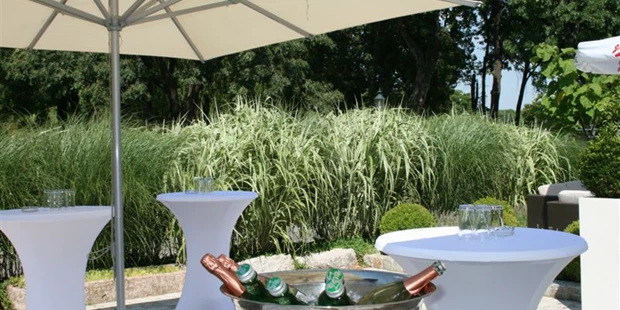 Destination-Wedding - Art der Location: Hotel / Chalet - Aperitif im Garten des Birkenhof in Gols. - Birkenhof Restaurant & Landhotel ****