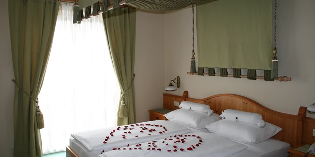Destination-Wedding - Art der Location: Hotel / Chalet - Romantisches Turmzimmer für das Brautpaar (nach Verfügbarkeit & Vereinbarung ab einer Hochzeitsgröße von 101 Erwachsenen auf unsere Einladung – bei einer Personenanzahl darunter verrechnen wir nur den Doppelzimmerpreis für das Turmzimmer) - Birkenhof Restaurant & Landhotel ****