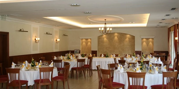 Destination-Wedding - Art der Location: Hotel / Chalet - Der Festsaal des Birkenhof mit runden Tischen. - Birkenhof Restaurant & Landhotel ****