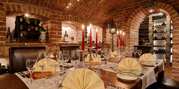 Destination-Wedding - Art der Location: Hotel / Chalet - Unser romantischer Weinkeller mit handgeschlagenen Ziegeln und angeschlossener Vinothek eignet sich perfekt, um im kleinen Freundeskreis ein spezielles Weinkellermenü mit Weindegustation zu genießen (max. 8 Sitzplätze) - Thermenwelt Hotel Pulverer*****