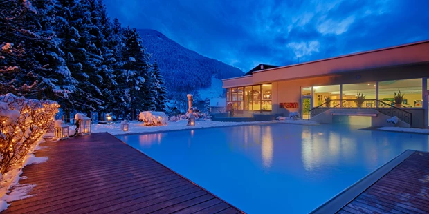 Destination-Wedding - Art der Location: Hotel / Chalet - In kalter Jahreszeit im warmen Thermalwasser schwimmen - "einfach herrlich" - Thermenwelt Hotel Pulverer*****